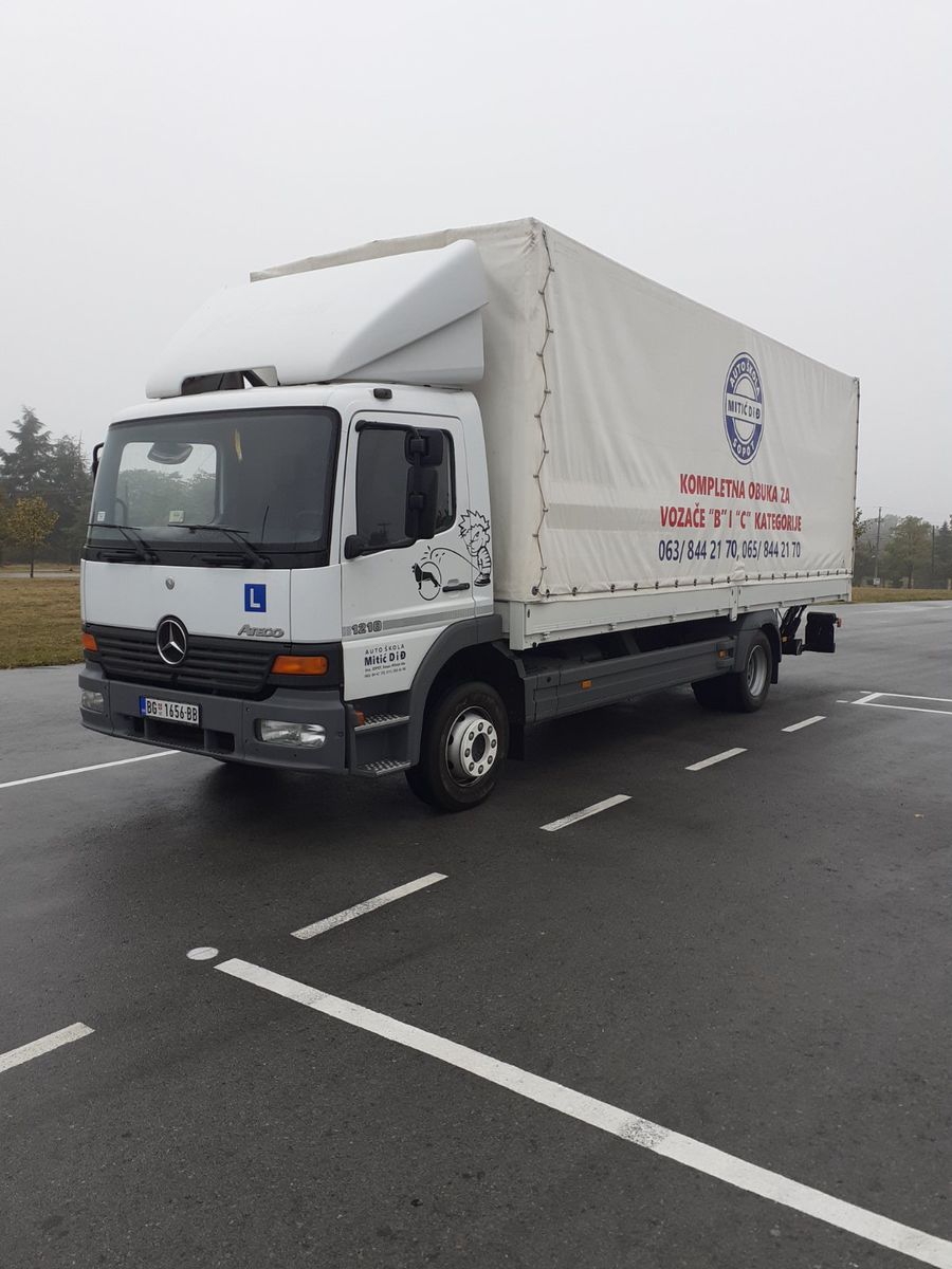 Kamion auto škole Mitić D i Đ sa natpisom: kompletna obuka za vozače B i C kategorije