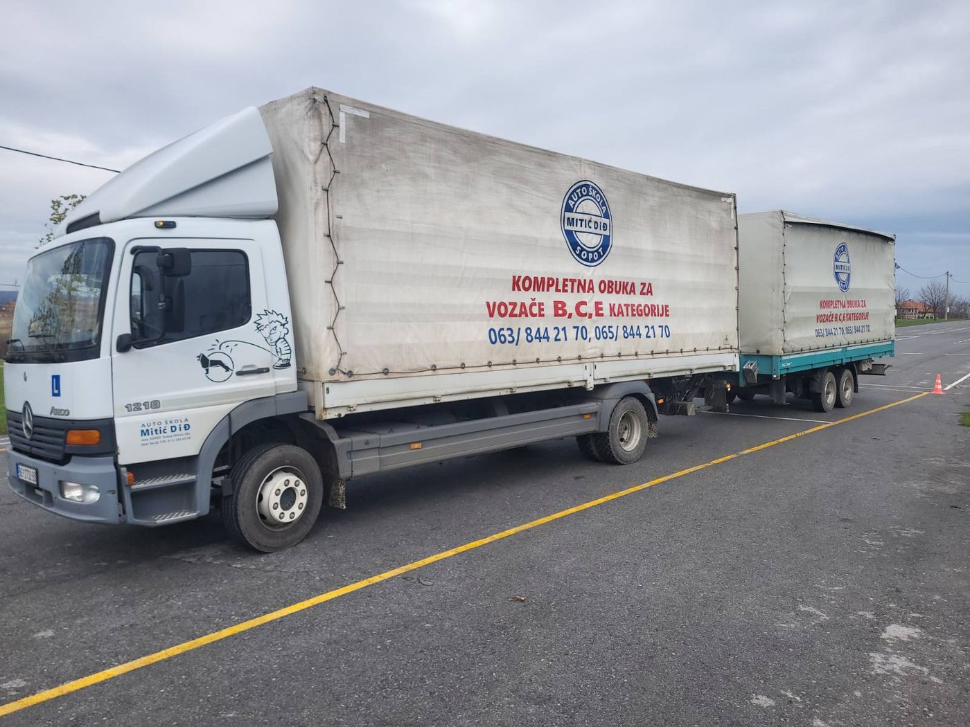Kamion sa prikolicom auto škole Mitić D i Đ na poligonu sa žutom linijom