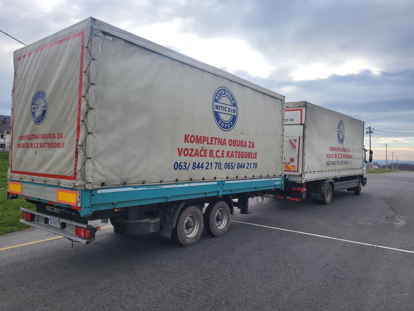 Kamion sa prikolicom auto škole Mitić D i Đ, pogled sa strane