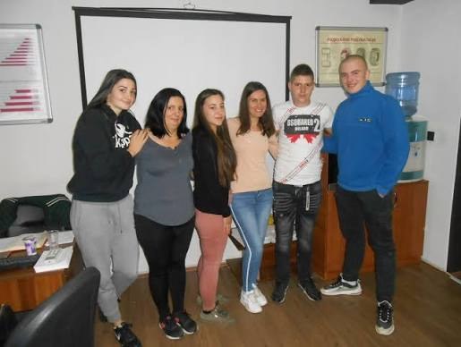 Polaznici auto škole Mitić D i Đ ispred table u učionici
