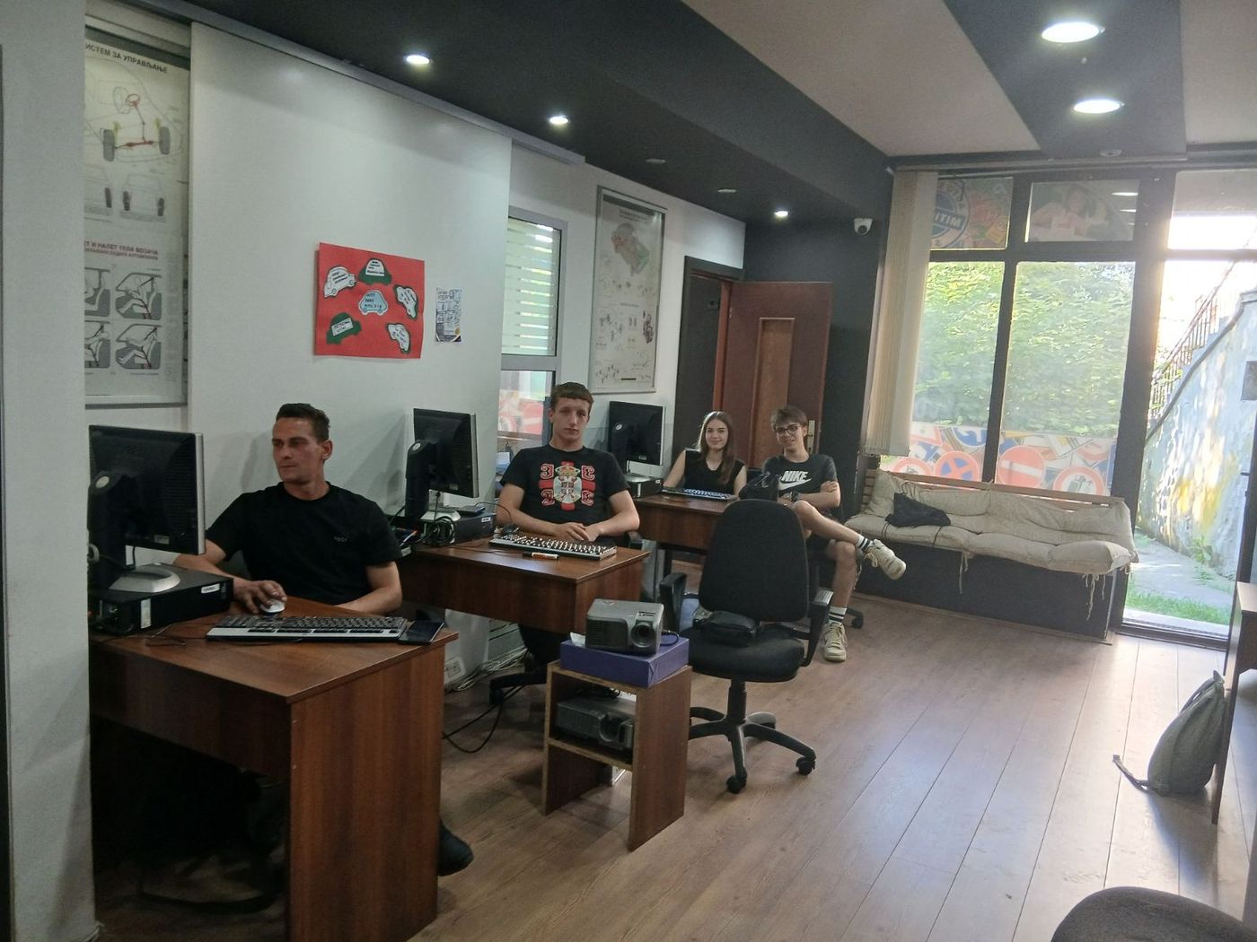 Učionica auto škole Mitić D i Đ: polaznici za računarima i projektor